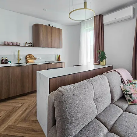 Smelio Bangos, Takas I Jura 2 Apartament Połąga